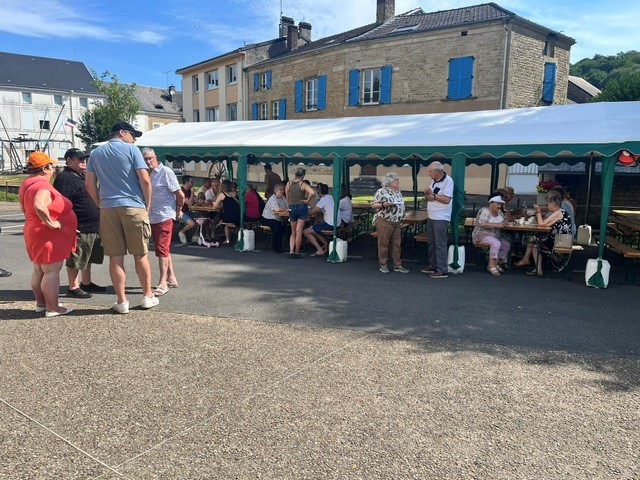 une fête au village perturbée